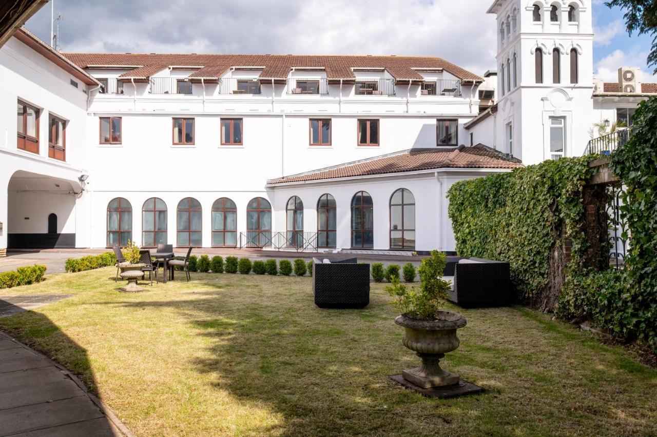 Copthorne Effingham Gatwick Hotel Bagian luar foto