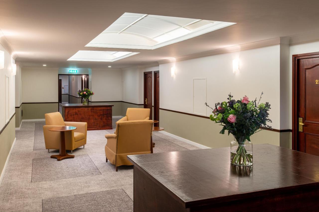 Copthorne Effingham Gatwick Hotel Bagian luar foto