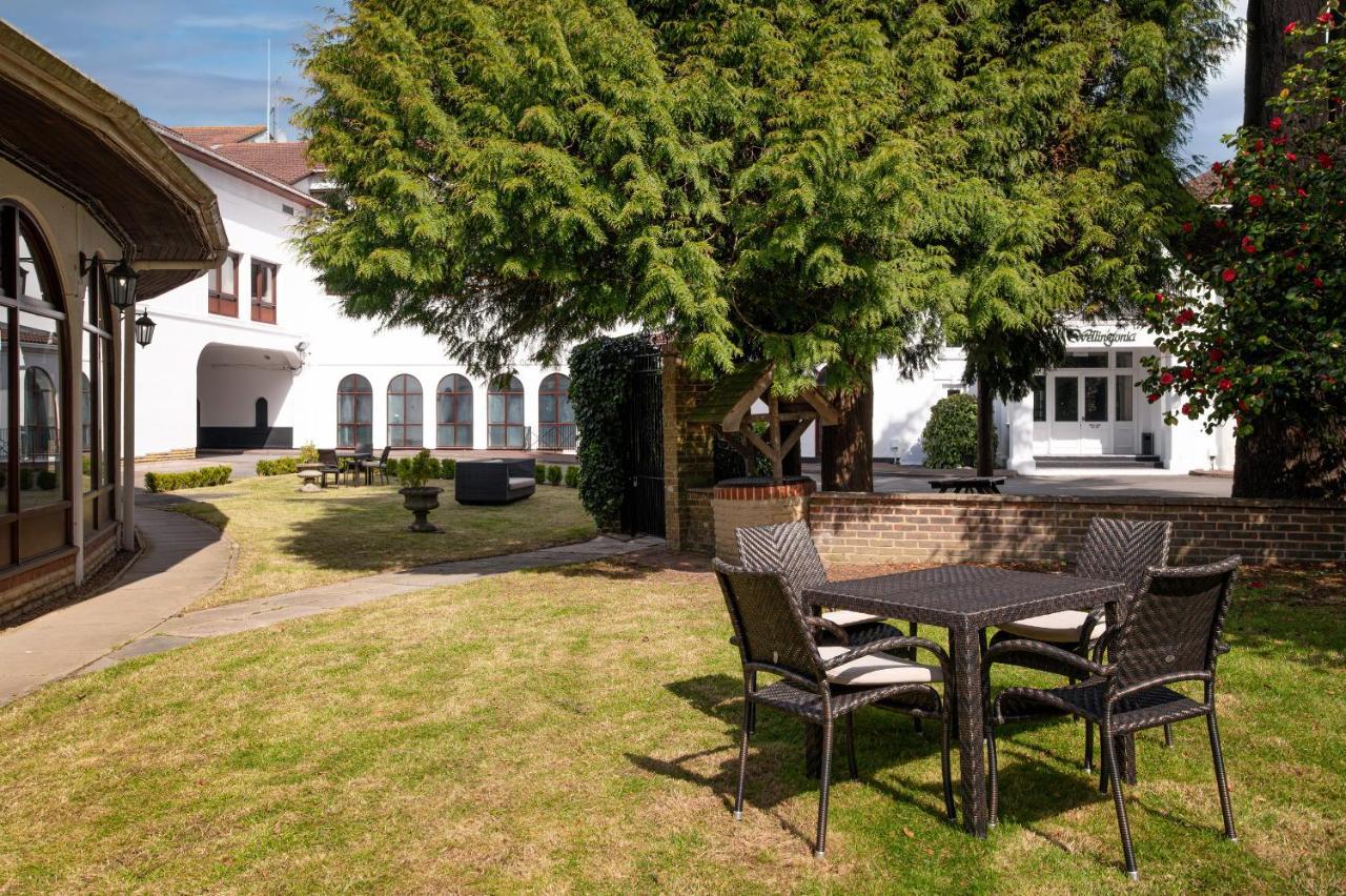 Copthorne Effingham Gatwick Hotel Bagian luar foto