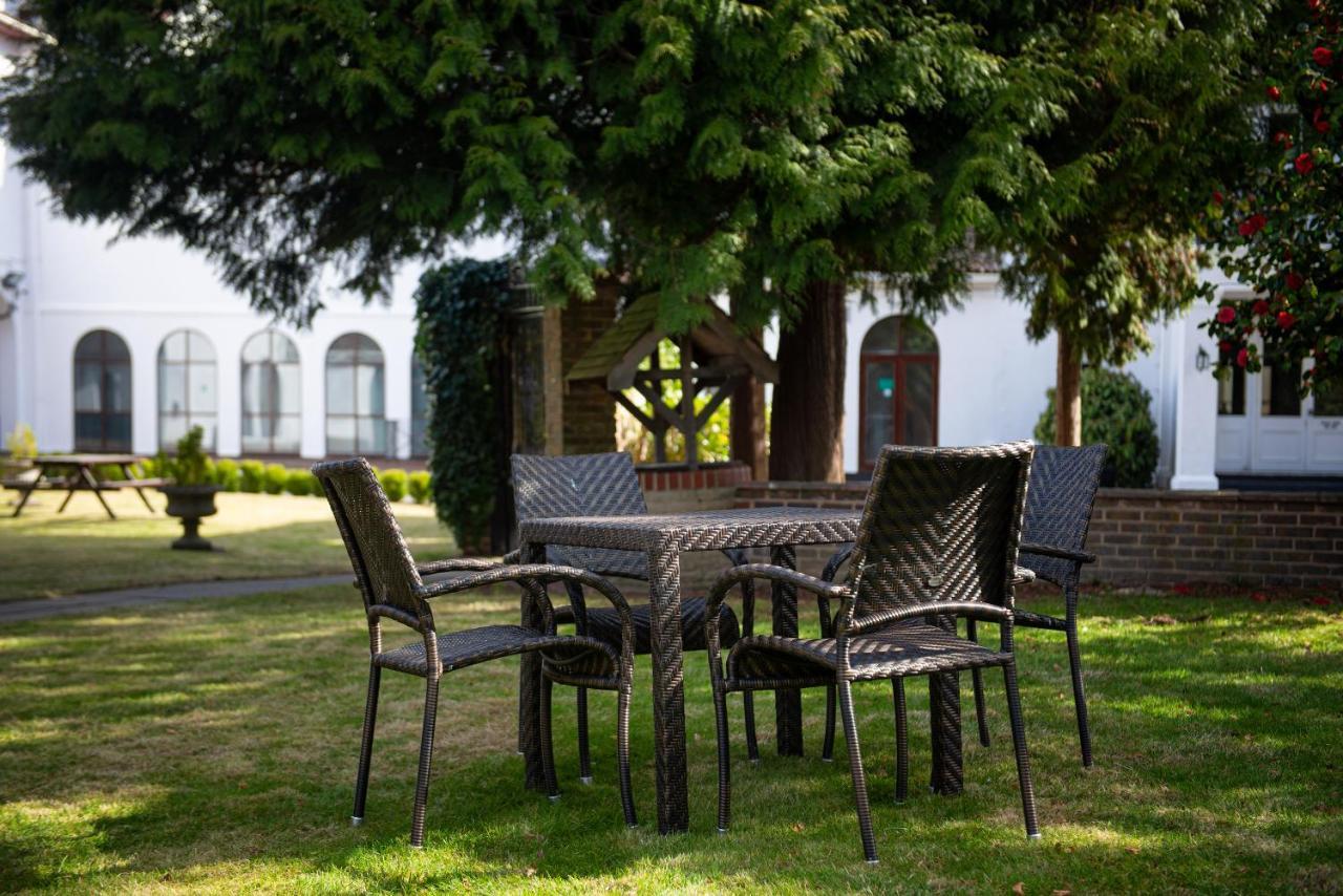 Copthorne Effingham Gatwick Hotel Bagian luar foto