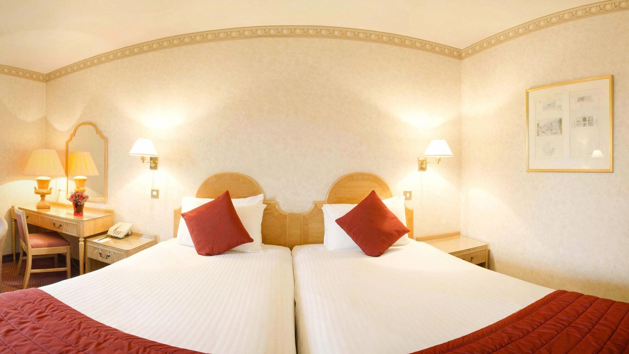 Copthorne Effingham Gatwick Hotel Bagian luar foto